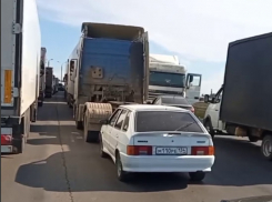 В 7-километровой пробке встала трасса в Волгограде 