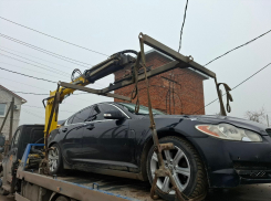 «Ягуар» изъяли у волгоградки за долги