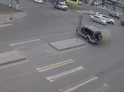 Треш ДТП со снесенным знаком устроили Mitsubishi и Nissan в центре Волгограда