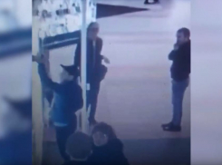 Кража трех iPhone и двойное падение вора в ТЦ Волгограда попало на видео