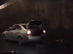 Очевидцы сняли на видео девять авто, попавших в одну дорожную яму в Волгограде