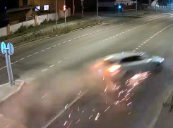 Огненный заезд Ford в ограждение в Волгограде попал на видео