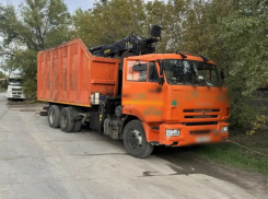 Лежащего под «КамАЗом» раздавил водитель на юге Волгограда
