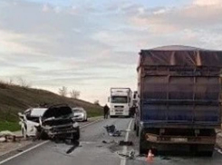 Водитель иномарки угробил пассажирку после наезда на  КамАЗ на волгоградской трассе 
