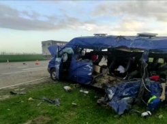В Волгограде родители погибших в ДТП девочек заступились за водителя разбившегося микроавтобуса