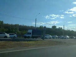 Впечатляющая пятничная пробка на выезде из Волгограда попала на видео