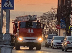 На видео попал пожар в многоквартирном жилом доме в самом центре Волгограда