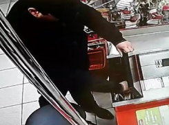Троих грабителей магазина в центре Волгограда ищут по видео