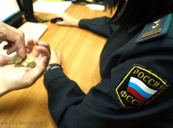 Должница заплатила приставам 40 рублей вместо 40 тысяч долга, сославшись на дефолт