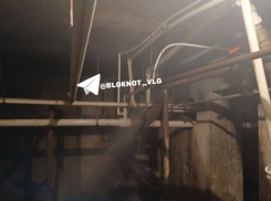 «Еще немного и подъезд рухнет в подвал»: кипяток затопил два дома в Волгограде