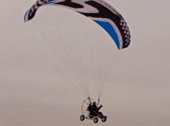 Захватывающий полет на параплане с высоты показал на видео волгоградский блогер