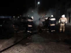В центре Волгограда сожгли два новых «Форда»