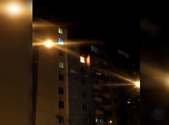 Охваченная огнем девятиэтажка в Волгограде попала на видео