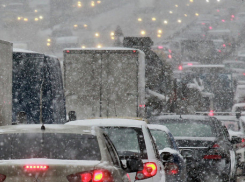 Юг Волгограда встал в пробках из-за дождя со снегом 