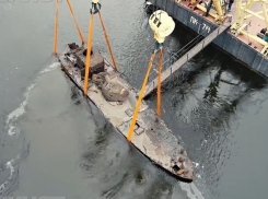 Саперы разминировали поднятый со дна Волги бронекатер БК-31