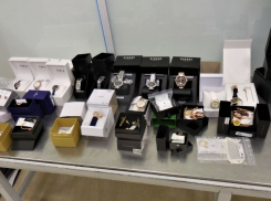 Партию контрабандных часов и бижутерии из Турции перехватили в аэропорту Волгограда