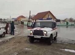 Жители затопленной Кумылги отказываются покидать свои дома 