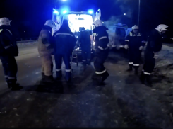 Эпицентр страшного ДТП с расплющенным о столб ВАЗ показал спасатель из Волгограда  