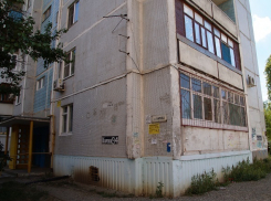 Две волгоградки заставили УК заделать дырявую крышу дома до капремонта через суд