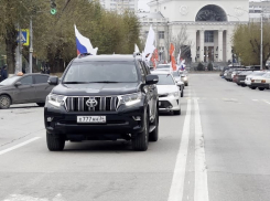 В Волгограде прошел автопробег в честь 80-летия контрнаступления под Сталинградом: видео