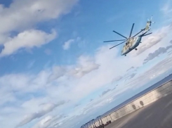 Тяжелый десантный вертолет экстремально пролетел над набережной под Волгоградом: видео