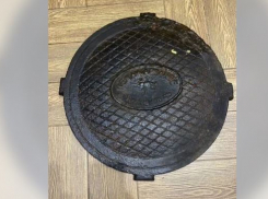 Чугунный люк времен Царицына продают в Волгограде 