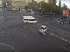 Момент столкновения маршрутки и легковушки в центре Волгограда попал на видео
