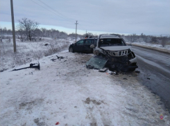 Один человек погиб и 15 пострадали на снежных дорогах Волгоградской области