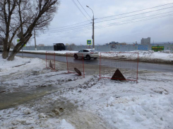 В центре Волгограда прорвало трубу: в «Концессиях» объяснили перекрытие движения