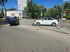 Пенсионер на «Ладе» на скорости снес Renault под Волгоградом —  видео