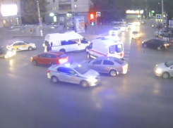 Столкновение Kia и грузовика попало на видео в Волгограде: четверо в больнице