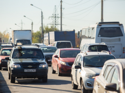 Пятикилометровые пробки собрались на выезде из Волгограда
