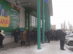 Толпу волгоградцев собрала на улице акция от местной торговой сети