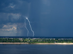 В Волгоградскую область буря несёт грозовые дожди