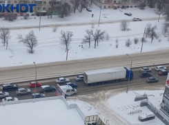 «Минуту едем, три стоим»: 9-балльные пробки парализовали Волгоград
