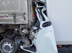 Отец и дочь пострадали в ДТП со смятой кабиной на Третьей продольной в Волгограде: видео