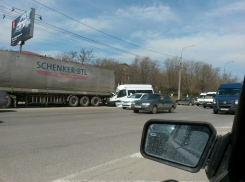 В Волгограде на СХИ маршрутка протаранила КамАЗ: есть пострадавшие