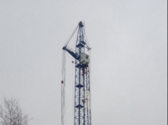 На стройке в Волгограде обрушилась стрела башенного крана