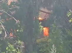 На юге Волгограда загорелся расселенный дом: видео с места