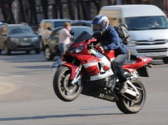 Под Волгоградом мотоциклист и пассажир на Lifan пострадали в ДТП 