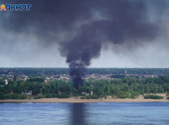 Волгоградцев напугал огромный черный столб дыма у комплекса «Бобры»