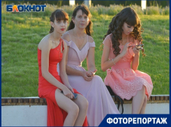 Красивый праздник прощания волгоградских выпускников со школой попал в объектив фотографа