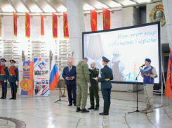 В Волгограде наградили медалями и подарками от губернатора семерых героев СВО