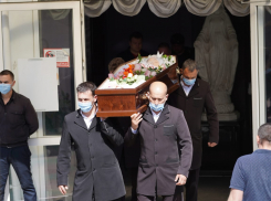 Боль, горе и слёзы: в Волгограде юных спортсменок проводили в последний путь