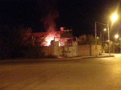 В заброшенном цеху Волгоградского тракторного завода произошел сильный пожар