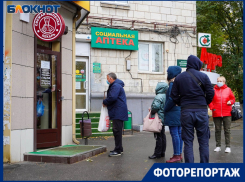 Волгоградцы под дождем выстроились в очередь за хлебом: фоторепортаж