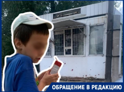 «Мама пьёт, когда бьет меня, и не даёт есть»: семья с ребенком живут в ларьке в Волгограде