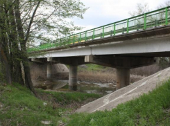 Чиновники просят автомобилистов быть готовыми к пробкам на мосту через ерик Судомойка 