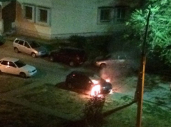 В Волжском глубокой ночью сгорела легковушка