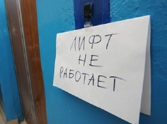 Благодаря властям Волгограда 93-летний ветеран с супругой год не могли выйти на улицу из-за сломанного лифта